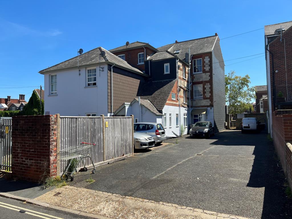 Lot: 108 - FREEHOLD MIXED INVESTMENT COMPRISING FOUR FLATS AND TWO COMMERCIAL OFFICES -